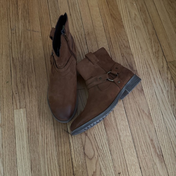 Earth Leather Ankle Boot - Picture 7 of 9